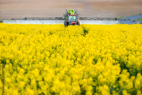 Εκτύπωση καμβά Rape field and tractor spraying