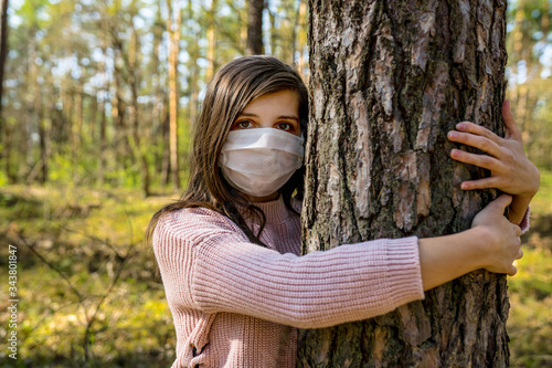 Dziewczyna jednoczy się z naturą w czasach pandemii.  photo