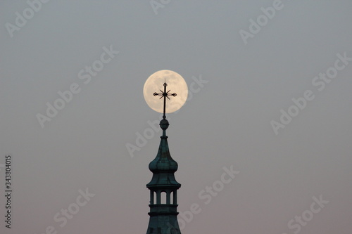 Kirchturm Vollmond mitte