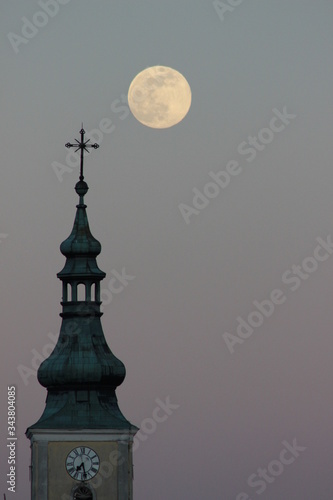 Kirchturm Vollmond links