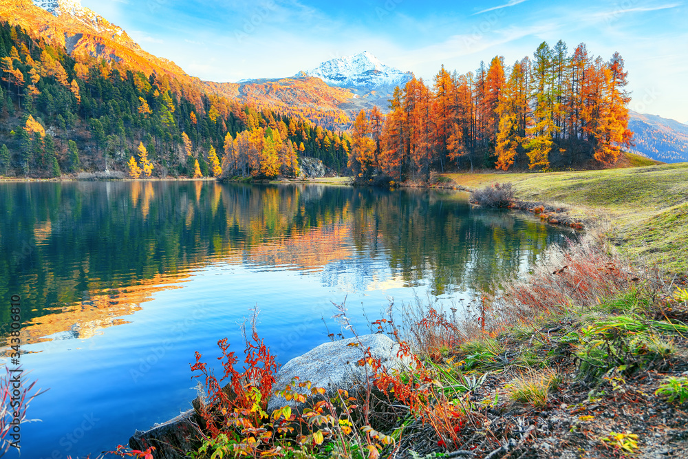 Obraz premium Spectacular autumn view of Champfer lake.
