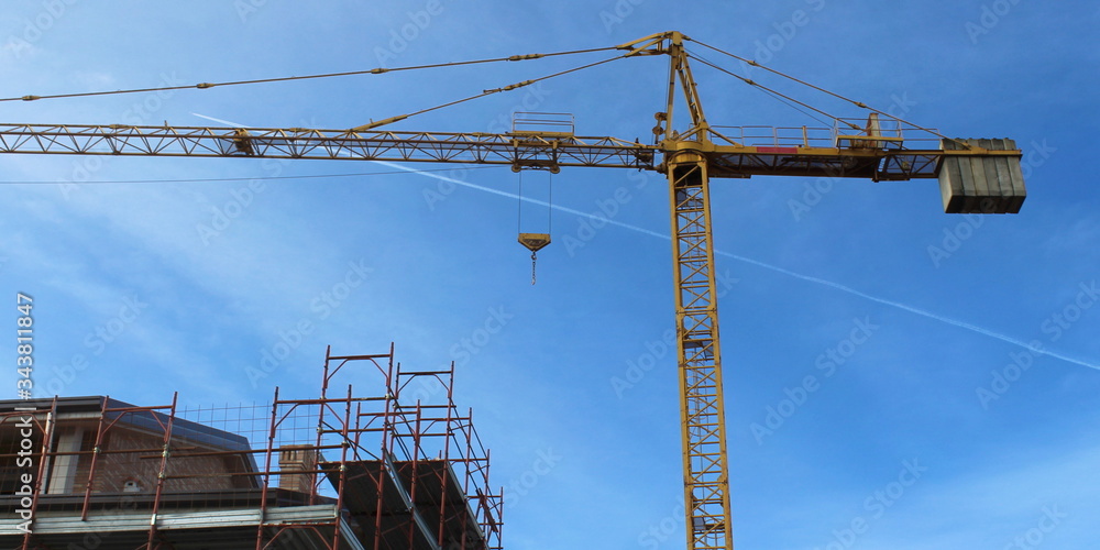 Lavori in corso nel cantiere edile in primavera - ripresa delle attività Lavori in corso nel cantiere edile in primavera - ripresa delle attività