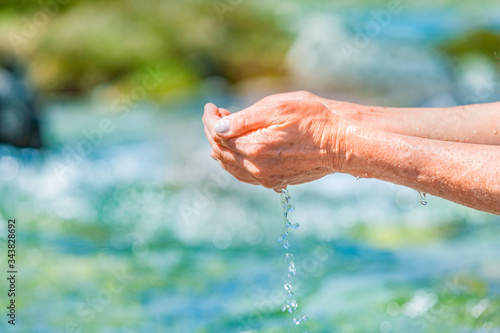 Hände waschen mit klarem Wasser