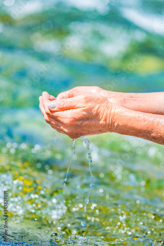 Hände waschen mit klarem Wasser