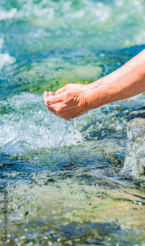 Hände waschen mit klarem Wasser