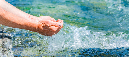 Hände waschen mit klarem Wasser