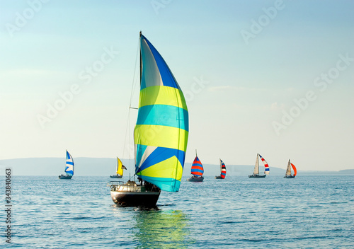 Foto The yacht takes part in competitions in sailing