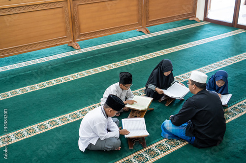 Εκτύπωση καμβά kid learning to read quran with muslim teacher or ustad