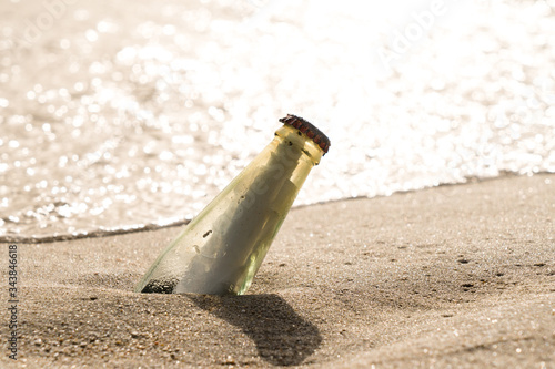 Messaggio in piccola bottiglia dal tappo rosso rovinato dal mare