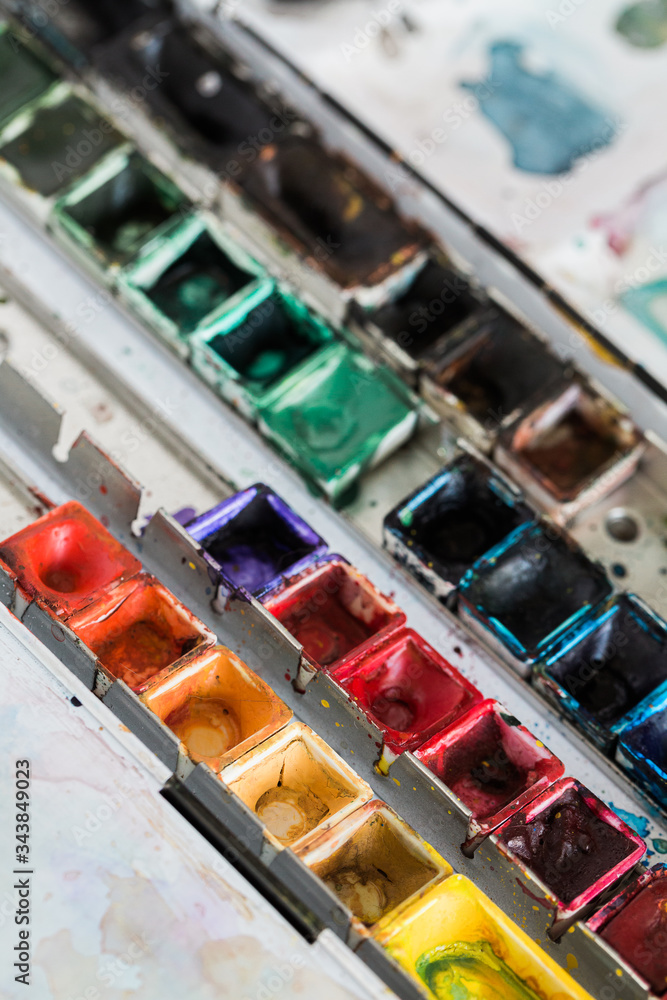 Farbpalette eines Künstlers mit allen Farben in bunt