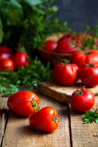 Świeże pomidory w rustykalnym otoczeniu