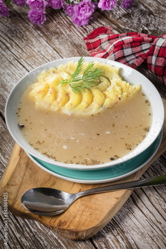 Fotografia Pure white borscht served with mashed potatoes.