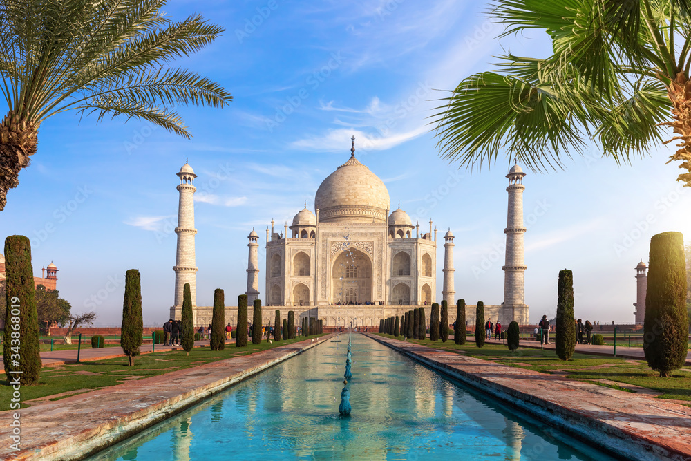 Obraz premium Słynny Taj Mahal w Indiach, widok główny, Agra