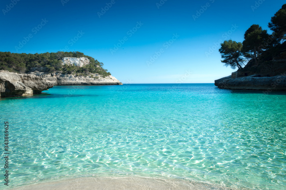 Türkisblaues Wasser am Strand Cala Mitjaneta auf Menorca