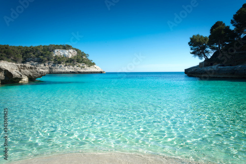 T  rkisblaues Wasser am Strand Cala Mitjaneta auf Menorca