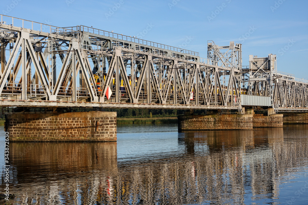 Obraz premium Train passing through an industrial railway bridge