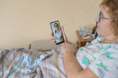 Obraz na płótnie An elderly woman is sick with coronavirus and is in quarantine