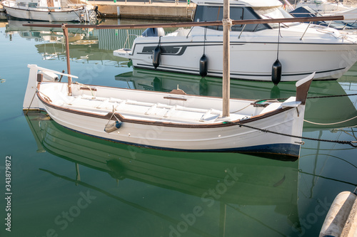 schönes altes Holzboot in Kristallklarem Wasser mit schöner Spiegelung