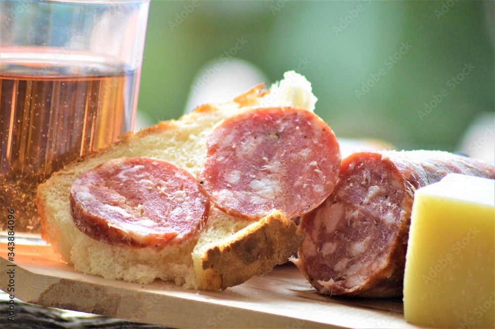 picnic italiano all'aperto con formaggio salame pane vino rosso picnic italiano all'aperto con formaggio salame pane vino rosso
