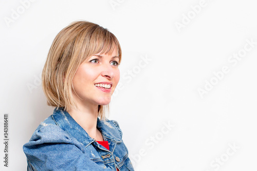 Mujer con sonrisa en fondo blanco mirando arriba