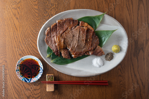 Photo japanese wagyu steak with wasabi and soy sauce