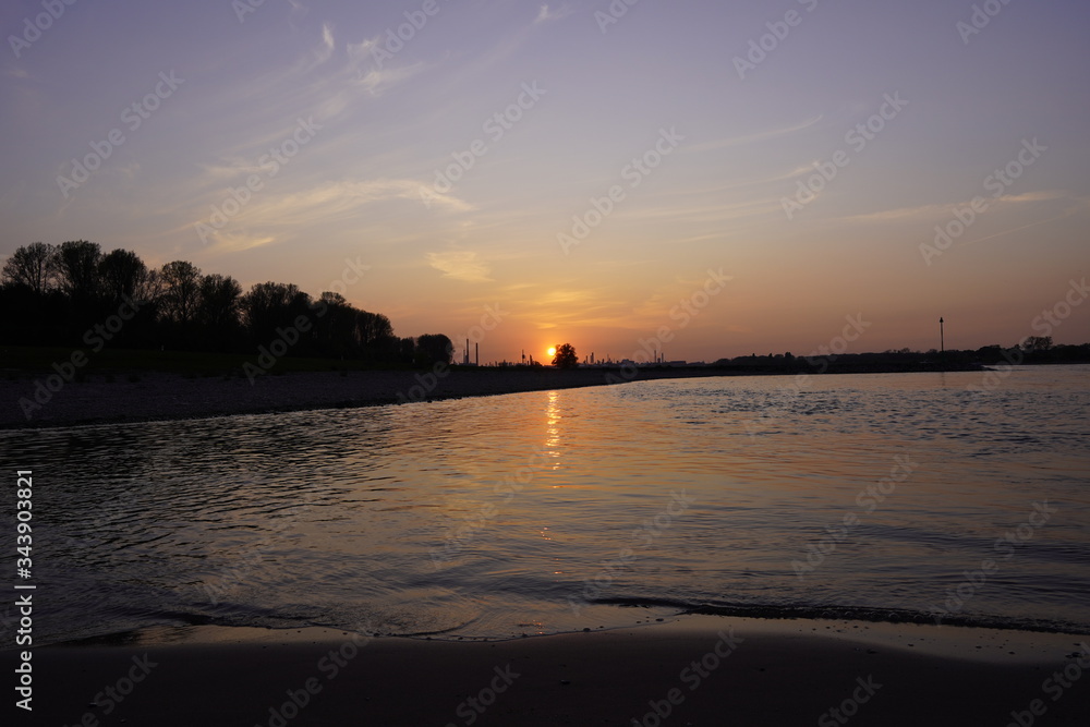 Obraz premium Sonnenuntergang am Rhein 