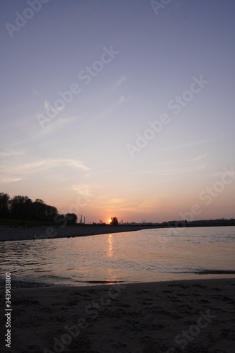 Sonnenuntergang am Rheinufer