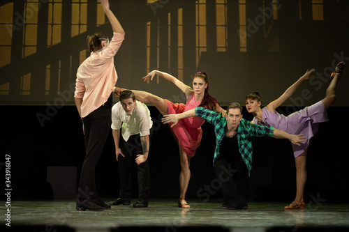 Φωτογραφία Dancers actors perform in the theater on stage in a dance show
