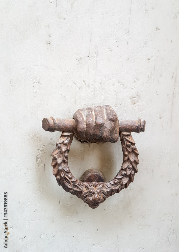 Włochy, Toskania, Siena - metalowa kołatka na starych drewnianych drzwiach