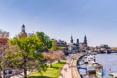 Stadtpanorama Dresden mit Frauenkirche hinter Bäumen im Frühling