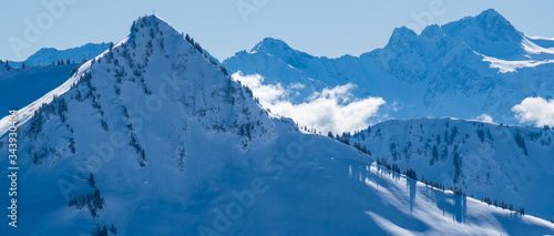 Berge, Schnee, blauer Himmel, blau