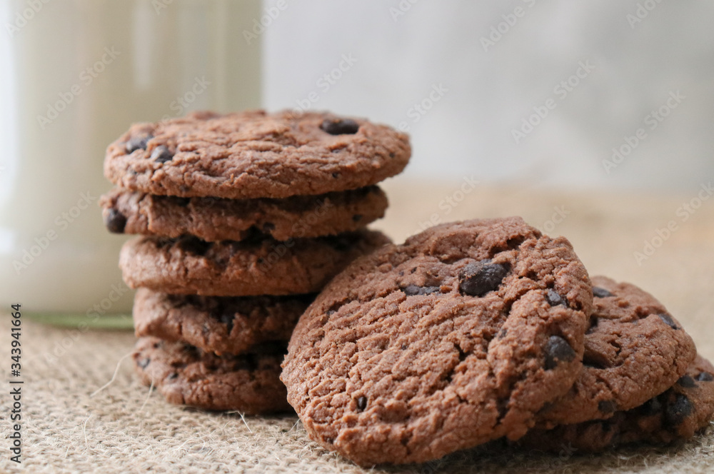 Fototapeta premium chocolate chip cookies and milk