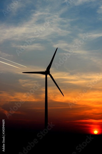 Windrad einzeln im Sonnenuntergang