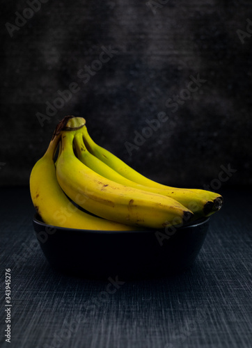 Bananen liegen in einer Schale