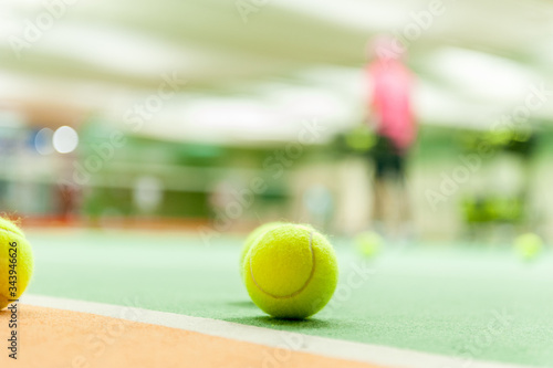 コート上のテニスボール  © Metro Hopper