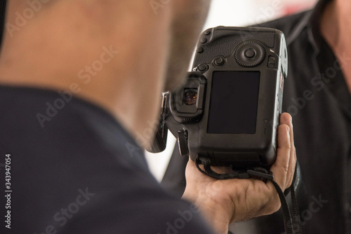 Macchina fotografica tenuta in mano che mostra lo schermino nero photo