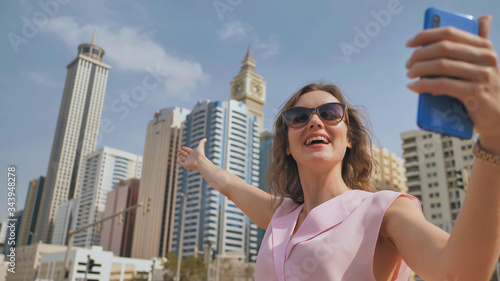 Photography The girl is broadcasting live using a phone from Dubai.