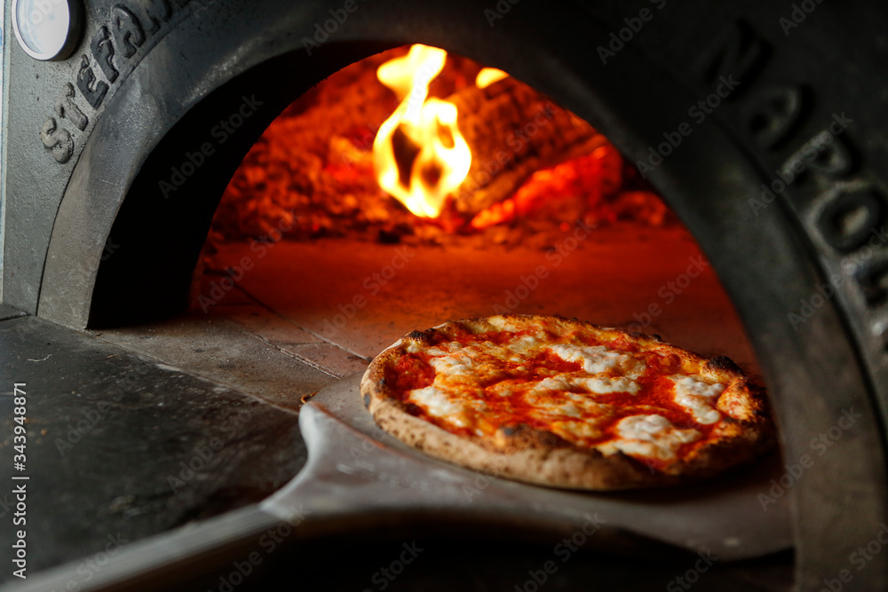 pizza margherita appena tirata fuori dal forno Stock Photo | Adobe Stock