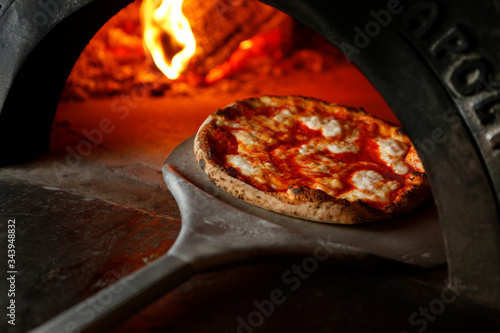 pizza  margherita appena tirata fuori dal forno 