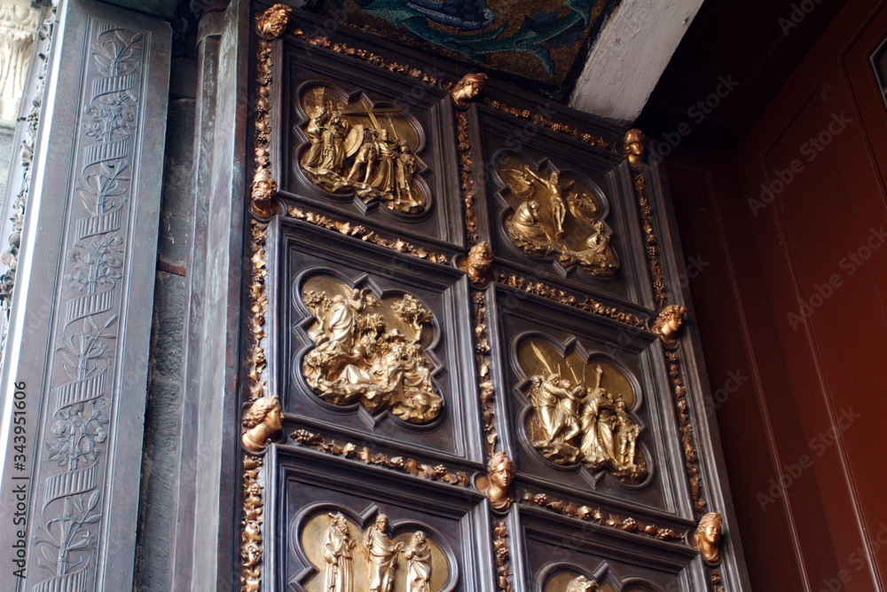 Fototapeta premium Złocone płaskorzeźby Katedry Santa Maria del Fiore - Florencja, Toskania, Wlochy