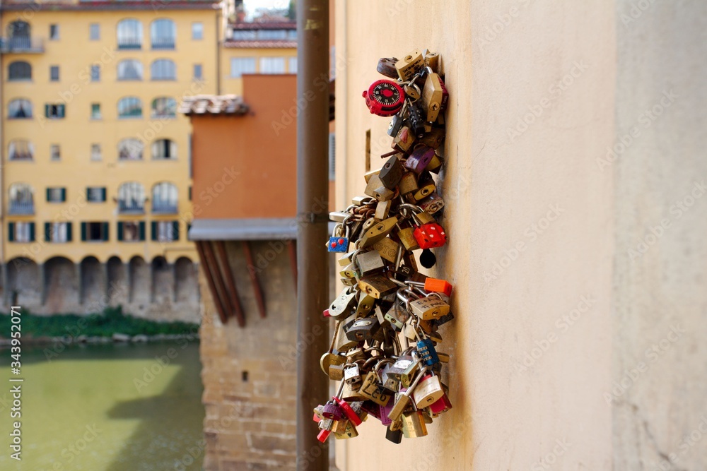 Naklejka premium Kłódki na moście Ponte Vecchio - Florencja, Toskania, Wlochy