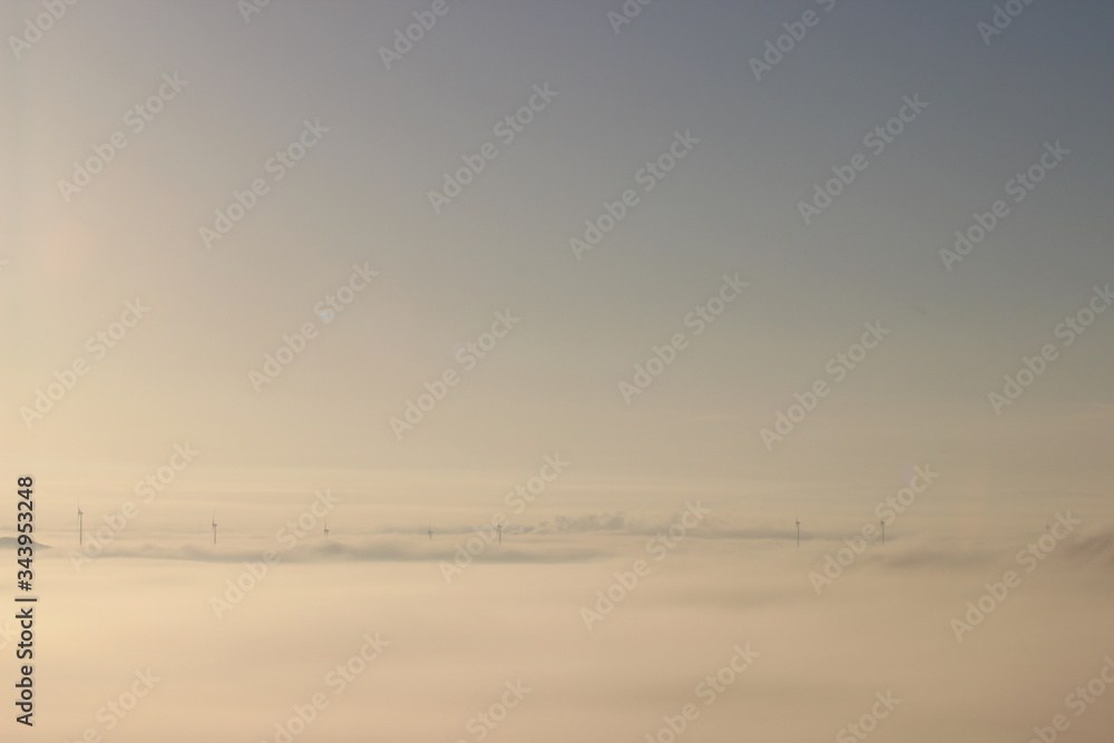 Fototapeta premium Windräder über dem Nebel
