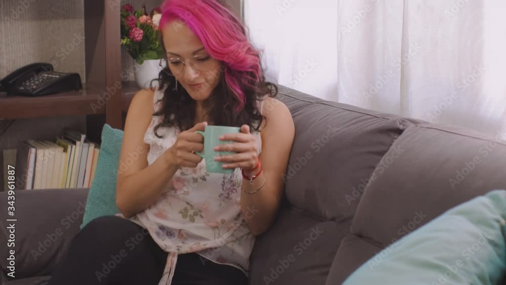 mujer tomando una taza de café caliente, mujer bonita mirando por la ventana sosteniendo una taza de café, mujer alegre de mediana edad, ventana donde entra mucha luz 
