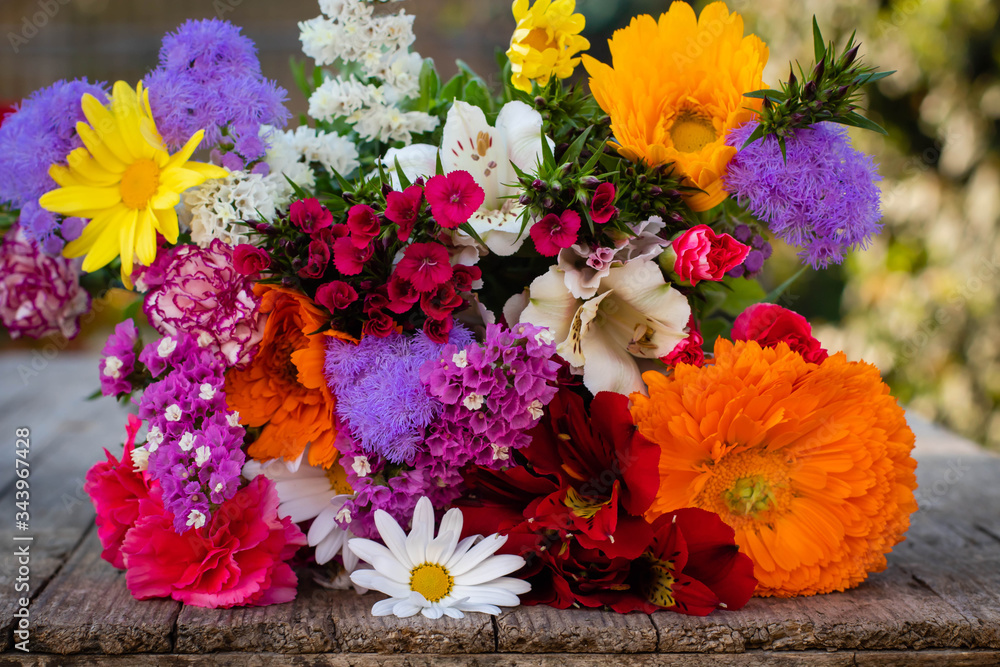 Obraz premium spring beautiful bouquet on wooden surface