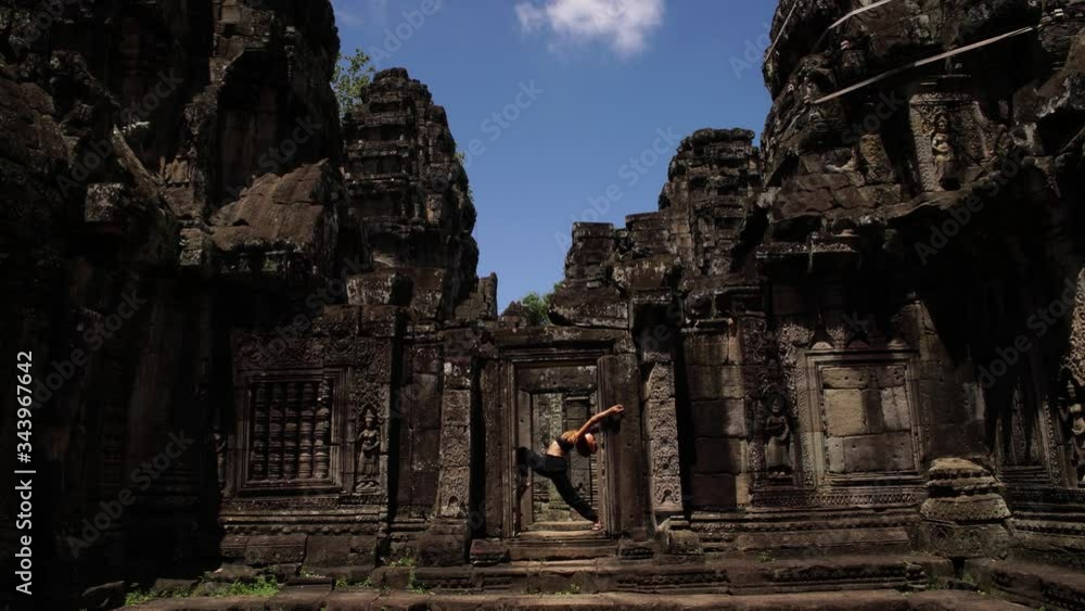 Bailarina danzando en la puerta de los templos milenarios de Angkor Wat Bailarina danzando en la puerta de los templos milenarios de Angkor Wat