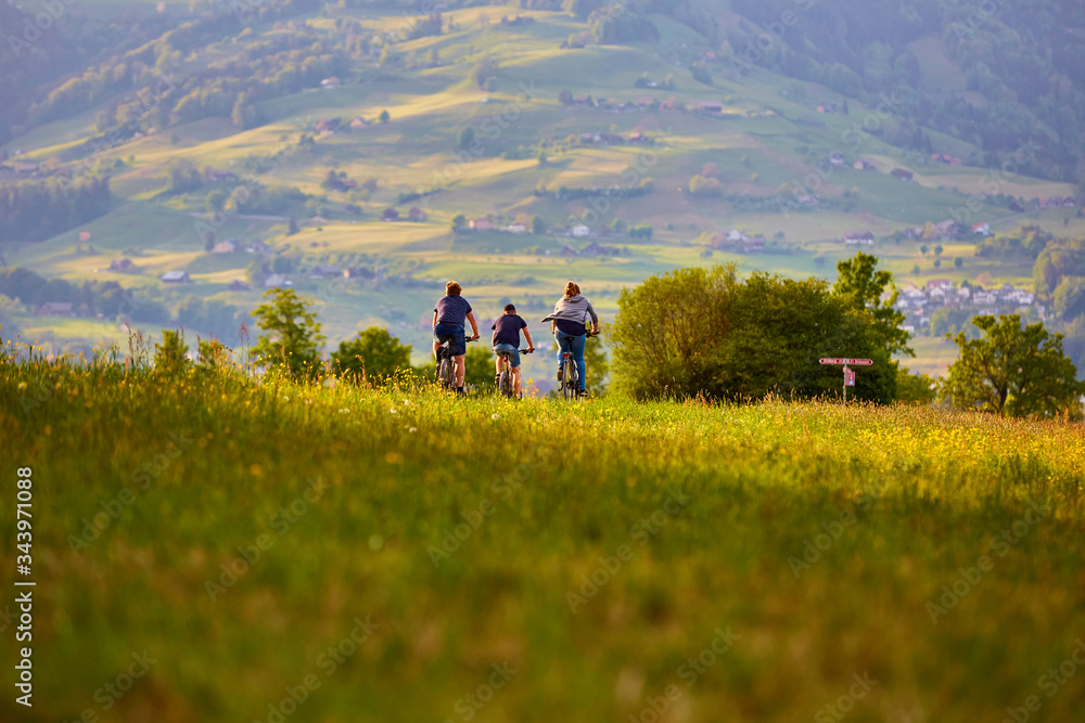 Familienausflug mit den Fahrrädern in der Natur