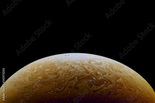 Burbuja de jabón simulando la atmosfera de un planeta con diferentes formas, colores y el fondo negro