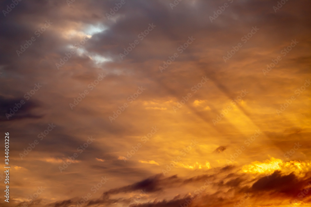 Raios solares e nuvens coloridas do alvorecer