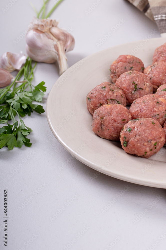 Albóndigas caseras sobre plato color neutro, y trapo rústico Albóndigas caseras sobre plato color neutro, y trapo rústico