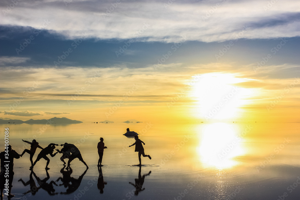 Fototapeta premium silhouettes of people playing on water mirror